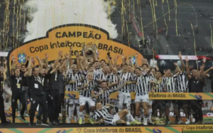 Quantos títulos o clube Atlético Mineiro tem no total?